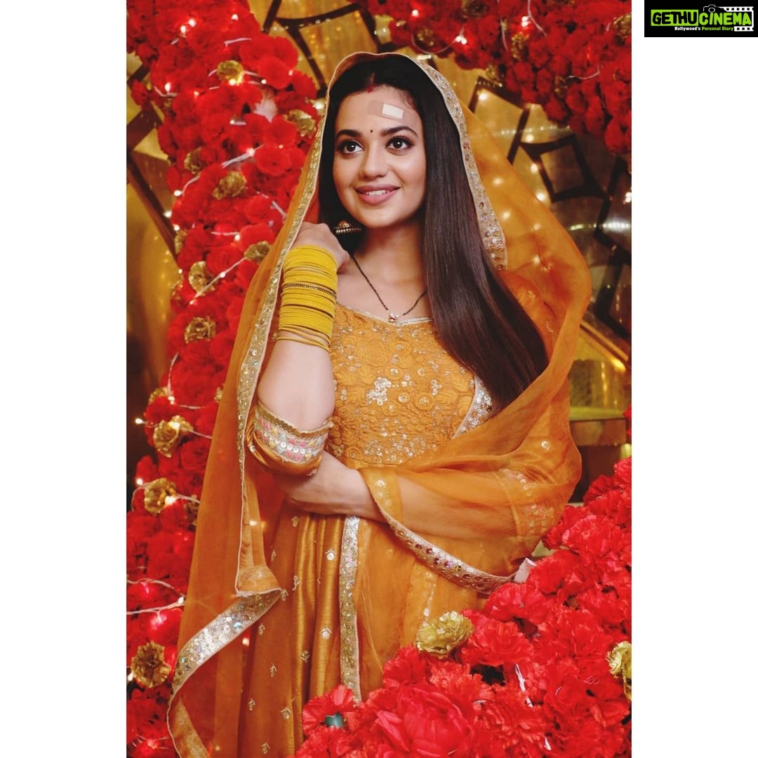 Shruti Sharma Instagram - Happy Colors... Happy me.. . . #palak #nazar2 #daivik #roses #mustard #indiantraditionalwear #indianattire #fulloflife #postoftheday #royalstyle #classy Mumbai, Maharashtra
