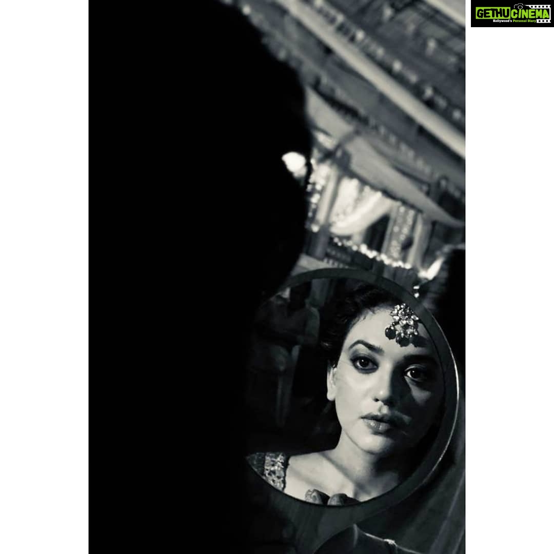 Shruti Sharma Instagram - Sheesha ho ya Dil ho.... Akhir... Toot jata hai...... Pc:- @aul_of_me 🤷 #shrutisharma #mirrorpic #mirror #blackandwhite #nojewellery #perfectpicture #aulofmirror 🧘