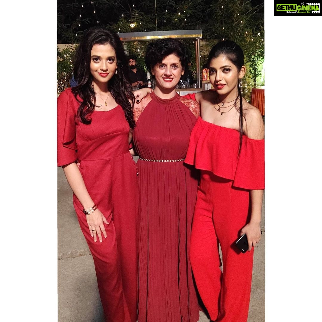 Shruti Sharma Instagram - Happy endings are the best ones..π Another journey ended giving life to new friendships and bonds!! These people literally created #Jadoo on screen and offscreen. Thanks to all of you guys and our loving fan family. You were so supportive and loving. So positive!! Keep loving and spreading positivity βΊοΈπ Thankyou for bringing smile on my face @officialaditisharma @vikramsingh_chauhan @garimasrivastav9 @vaibhavikapoor04 @gouriagarwal @bhattacharya.richa @seema_azmi @jaswinder_gardner @the__shehzadaaa @shrawankumarroy and the whole direction team. Whole spot and production teamπ. #yehjaduhaijinnka Lots of love to all π. @gulenaghmakhan @atifcam @muskan_bajaj02081987 Thankyou for giving me #SHAYARI β€οΈ #yjhjk #shayari #shrutisharma