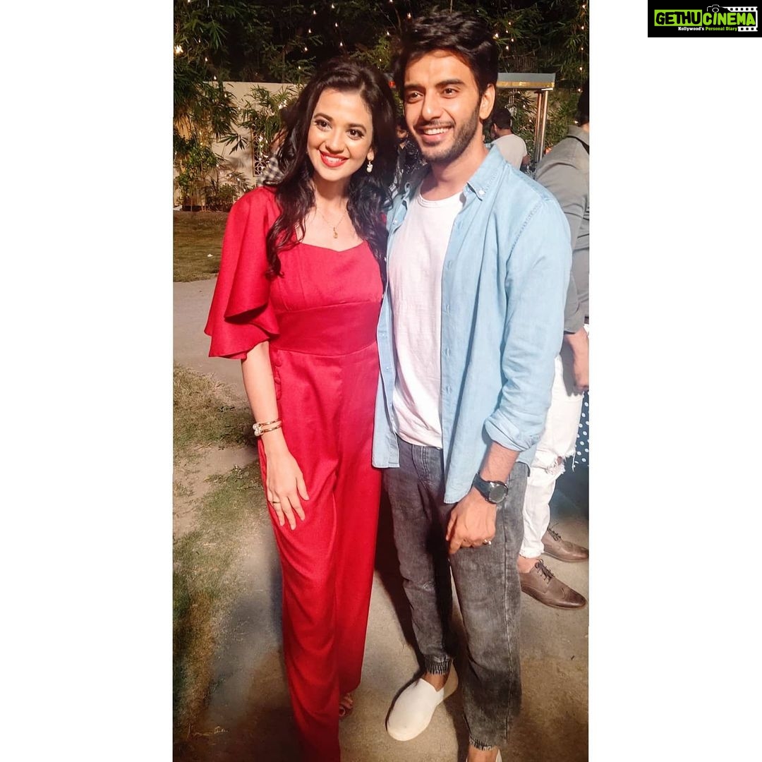 Shruti Sharma Instagram - Happy endings are the best ones..π Another journey ended giving life to new friendships and bonds!! These people literally created #Jadoo on screen and offscreen. Thanks to all of you guys and our loving fan family. You were so supportive and loving. So positive!! Keep loving and spreading positivity βΊοΈπ Thankyou for bringing smile on my face @officialaditisharma @vikramsingh_chauhan @garimasrivastav9 @vaibhavikapoor04 @gouriagarwal @bhattacharya.richa @seema_azmi @jaswinder_gardner @the__shehzadaaa @shrawankumarroy and the whole direction team. Whole spot and production teamπ. #yehjaduhaijinnka Lots of love to all π. @gulenaghmakhan @atifcam @muskan_bajaj02081987 Thankyou for giving me #SHAYARI β€οΈ #yjhjk #shayari #shrutisharma