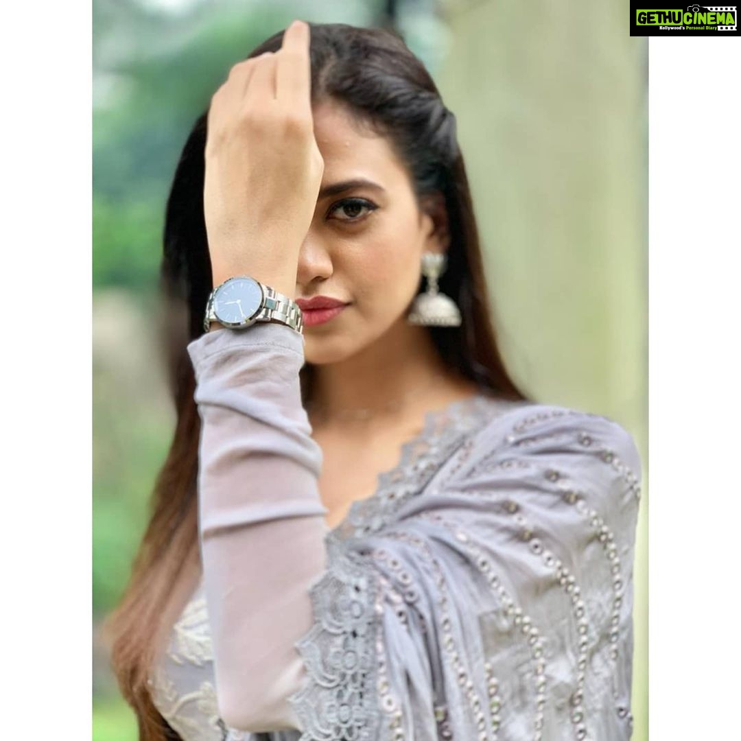Shruti Sharma Instagram - Starting the week with some bling bling ✨✨ Wearing the Iconic Link watch from @danielwellington ❤️ Love the Silver and Black combination,what you think? Also, you can use my code SHRUTII15 for a 15% off on the website for any purchase 💫💫 #danielwellington #shrutisharma