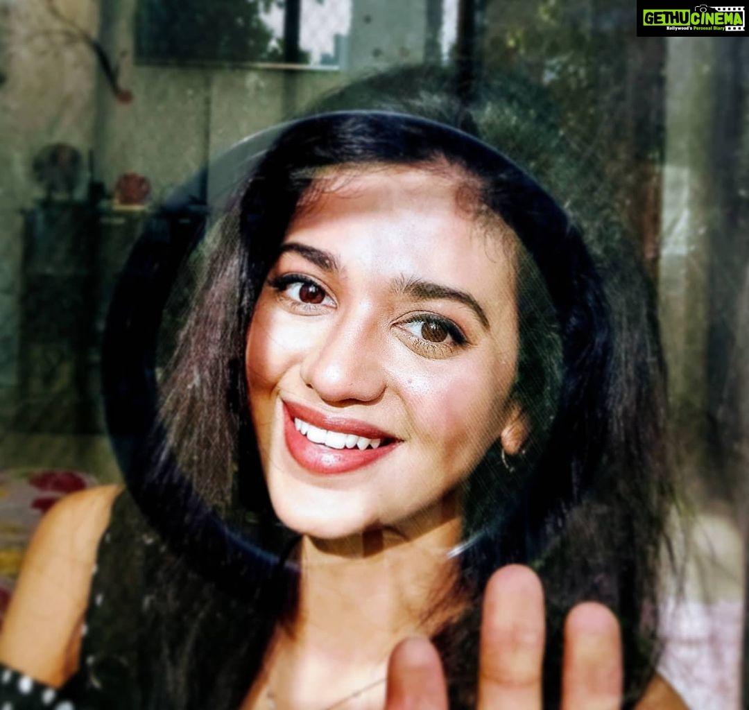 Shruti Sharma Instagram - I am a rare combination of 𝓗𝓸𝓽, 𝓼𝓽𝓻𝓸𝓷𝓰 & 𝓼𝔀𝓮𝓮𝓽 ...!!! . . . . . #myquotes #myclics #photographyskills #capturingmoments #posingforthecamera #quarantine #photoshoot #quarantinelife #polkaseries