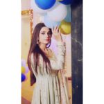Shruti Sharma Instagram - Black & white or colored...!! Life goes both ways..🍁 . .. #palak #nazar2 #onset #click #post #pose #retro #look #shrutisharma #actor #life #balloons #colors #lights #eyes Mumbai, Maharashtra