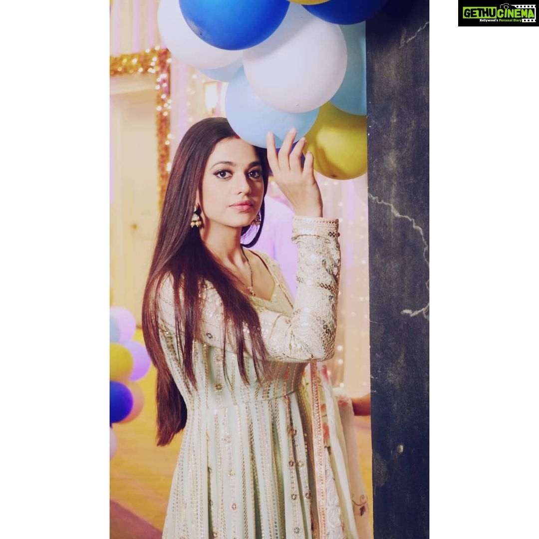 Shruti Sharma Instagram - Black & white or colored...!! Life goes both ways..π . .. #palak #nazar2 #onset #click #post #pose #retro #look #shrutisharma #actor #life #balloons #colors #lights #eyes Mumbai, Maharashtra