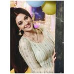 Shruti Sharma Instagram - Black & white or colored...!! Life goes both ways..🍁 . .. #palak #nazar2 #onset #click #post #pose #retro #look #shrutisharma #actor #life #balloons #colors #lights #eyes Mumbai, Maharashtra