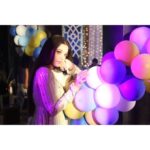 Shruti Sharma Instagram - Black & white or colored...!! Life goes both ways..🍁 . .. #palak #nazar2 #onset #click #post #pose #retro #look #shrutisharma #actor #life #balloons #colors #lights #eyes Mumbai, Maharashtra