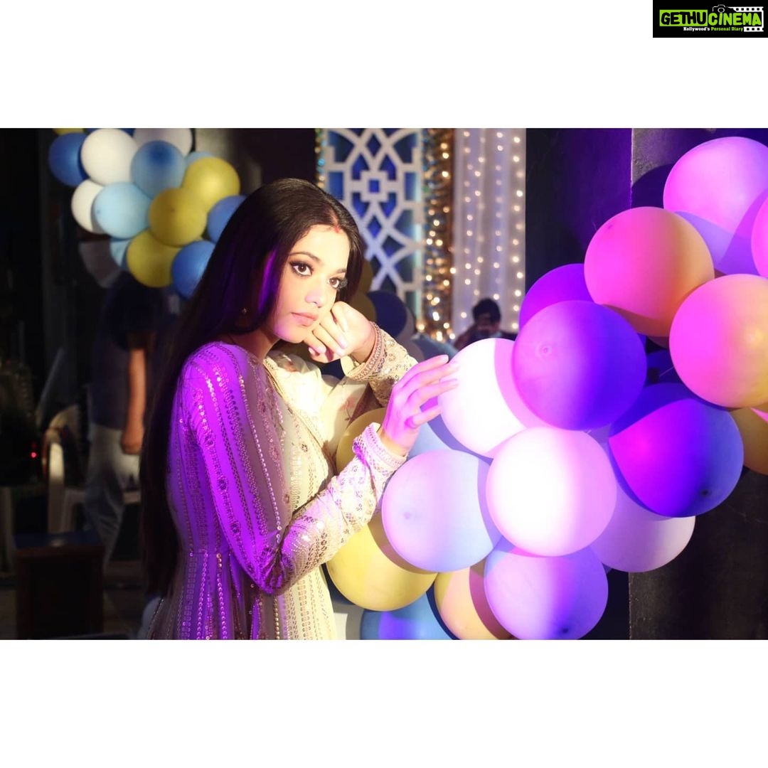 Shruti Sharma Instagram - Black & white or colored...!! Life goes both ways..π . .. #palak #nazar2 #onset #click #post #pose #retro #look #shrutisharma #actor #life #balloons #colors #lights #eyes Mumbai, Maharashtra