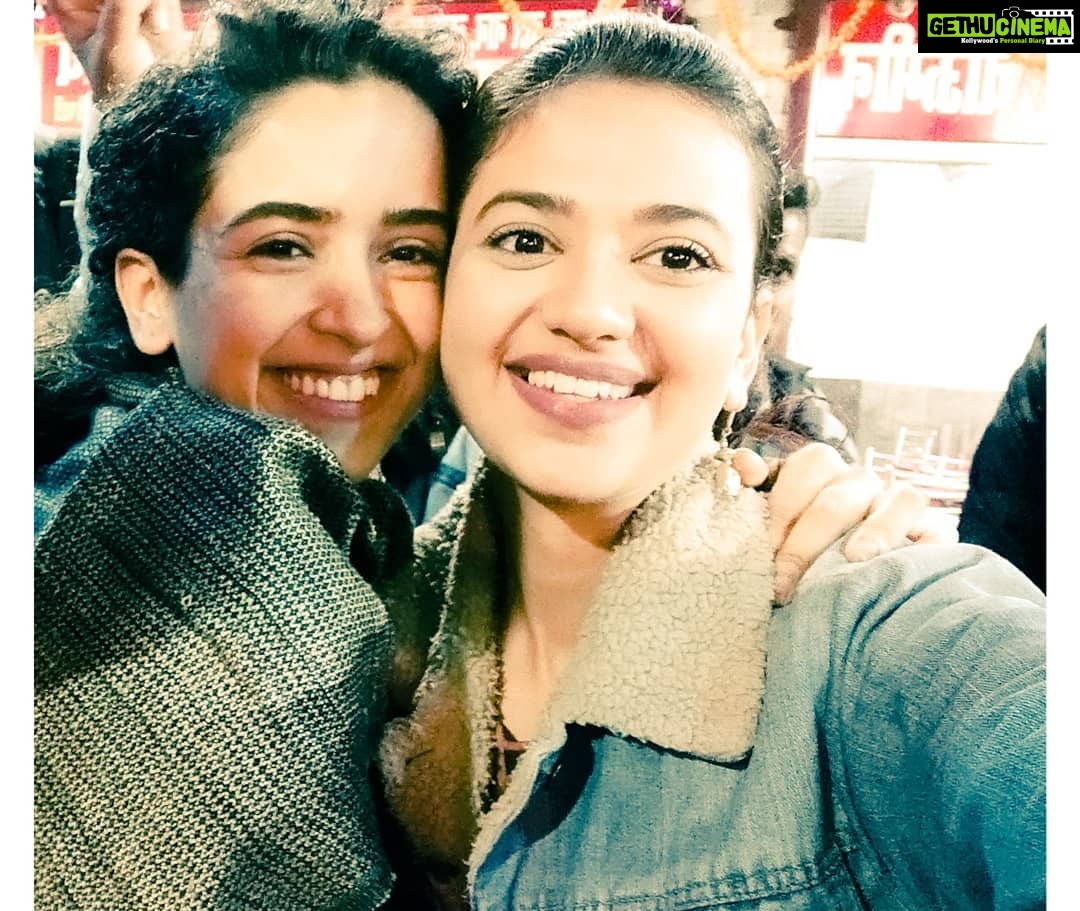 Shruti Sharma Instagram - π...A beautiful journey with beautiful people reached its destination ..πΌ...and.... Its a #wrap #pagglait β€π . Thank you @guneetmonga @umeshbist @pujabanerji @ektaravikapoor for making me a part of it π€ Thank you @sanyamalhotra_ for being there for meπ. And a big thankyou to the whole team for making this journey delightful. @rafey.mahmood @prikglam_kriti Taking a number of memories with me... Lucknow ka yeh safar yadgaar raha..π₯