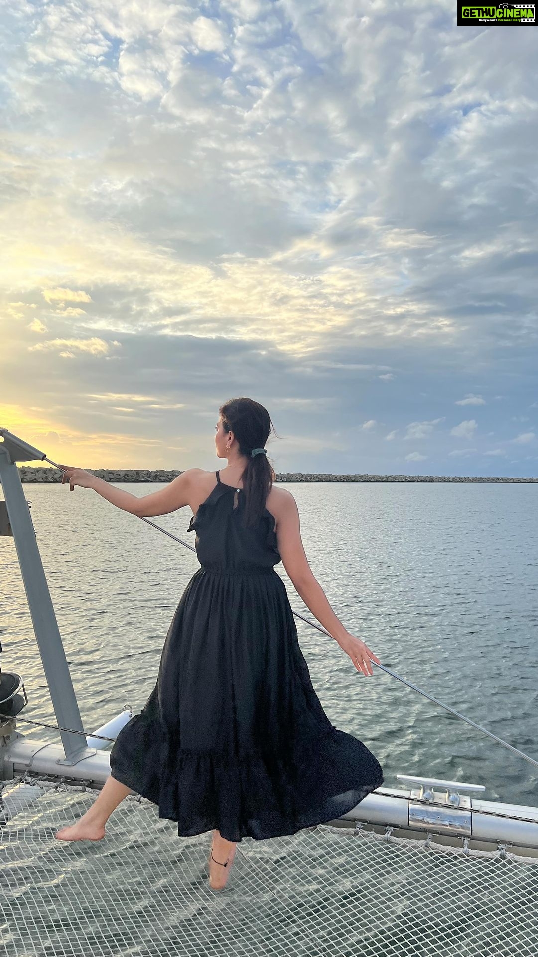 Shruti Sharma Instagram - Yes I am a Magician 🧝🏻♀️ @saillanka @goldcoastfilmsofficial Outfit @neofaaofficial Accessories @style.source.rent 📸 @malithasandaruwan3 #visitsrilanka #seascape #trend #srilanka #travel #reels #sealover