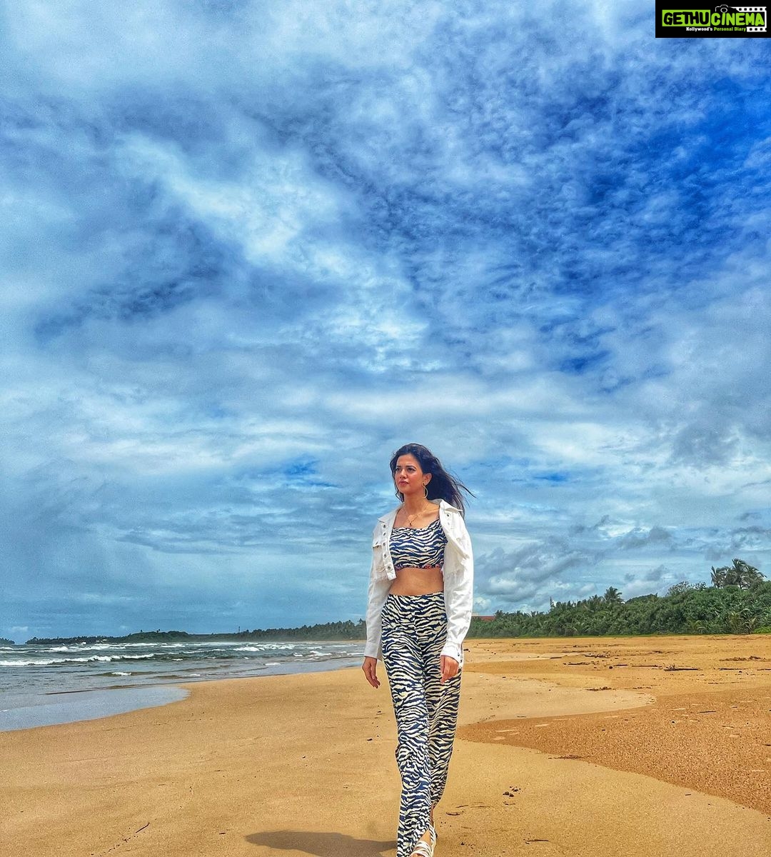 Shruti Sharma Instagram - πͺΈππ« @cinnamonbentotabeach @cinnamonhotels @goldcoastfilmsofficial Outfit @howwhenwearclothing @vblitzcommunications Accessories @style.source.rent #cinnamonhotels #cinnamonbentotabeach #inspiringmoments #visitsrilanka #newpost #travel #beachvibes #sunset #beachwear Cinnamon Bentota Beach