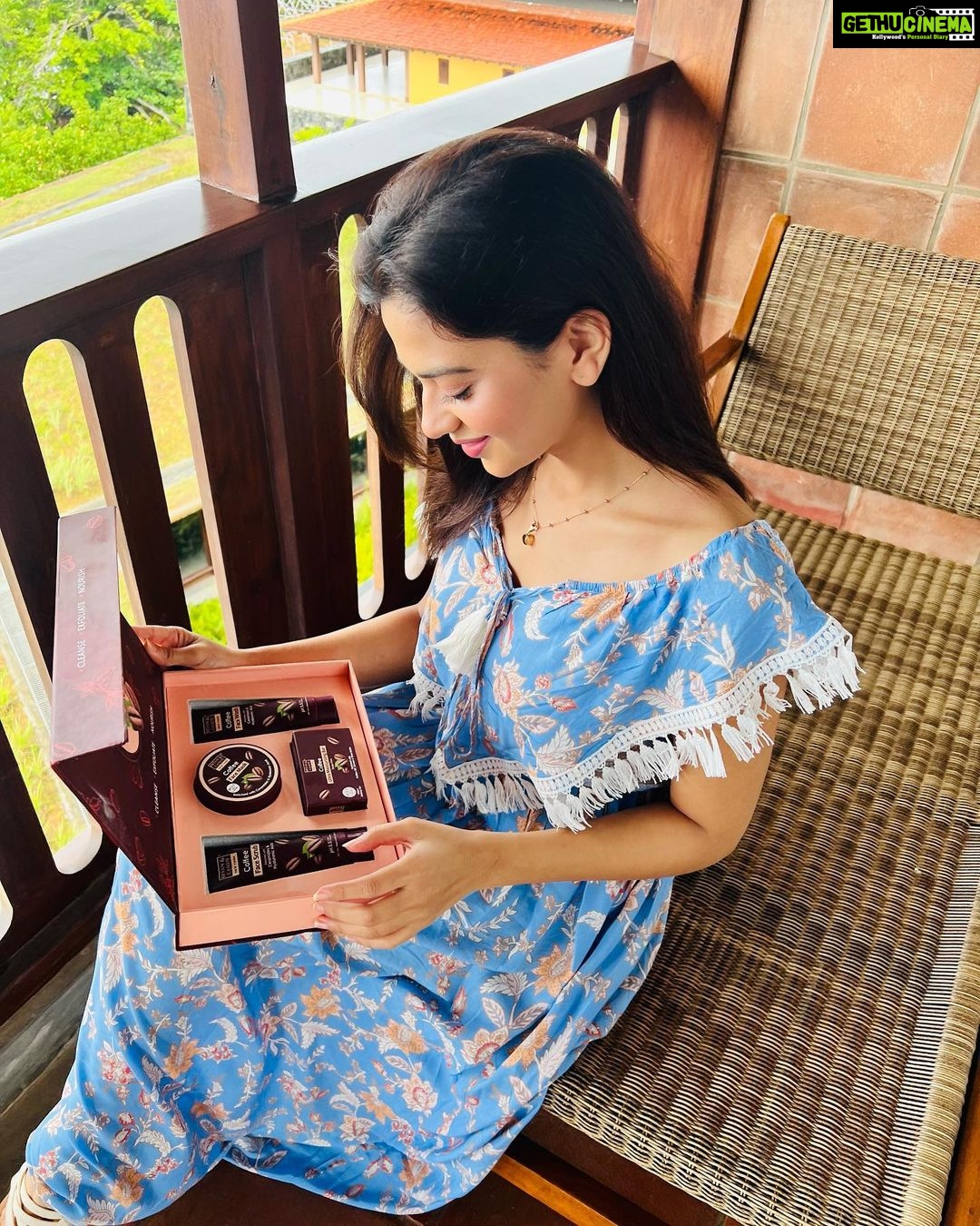 Shruti Sharma Instagram - @bryanandcandy Glam up with all new Bryan & Candy Coffee face and body care kit. This kit consists of Coffee Face Wash, Coffee Face Scrub, Coffee Face Mask and a Coffee ultra-moisturizing bathing bar. Infused with Pure Coffee, Ceramides, Hyaluronic acid, Macadamia oil, Argan oil and Oatmeal powder this kit is going to be the answer to all your skin concerns. 🤎 Coffee reduces redness, inflammation and puffiness, Ceramides promote collagen production & Hyaluronic acid gives intense moisturization. 🤎 All the products are PETA certified Vegan, Sulphate & Paraben free and with skin friendly pH 5.5 😍 Wearing @lykkeinofficial @style.source.rent #collab #beautyproducts #bathandbody #srilanka #bryanandcandy Cinnamon Bentota Beach