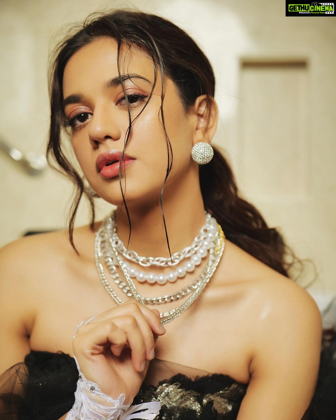 Shruti Sharma Instagram - I know I am RARE 🧸⚔️✨ Stylist - @rimadidthat Photographer - @ashish_sawant__ Makeup - @celebsmakeupbysejal Hair - @abidansanri outfit - @zeel_ritu_agarwal Jewelry - @stylingcityy Location - @courtyardmumbai Team - @greenlight__media #classy #sassy #jwellery #fashion #queen