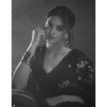 Shruti Sharma Instagram - आंखें थीं जो कह गईं सब कुछ, लफ्ज़ होते तो मुकर गए होते । - गुलज़ार 📸 @nikhil.p.sawant Makeup @celebsmakeupbysejal Hair @makeover_by_anis #oldsoul #era #retroaesthetic #aesthetic #blackandwhite #peaceful