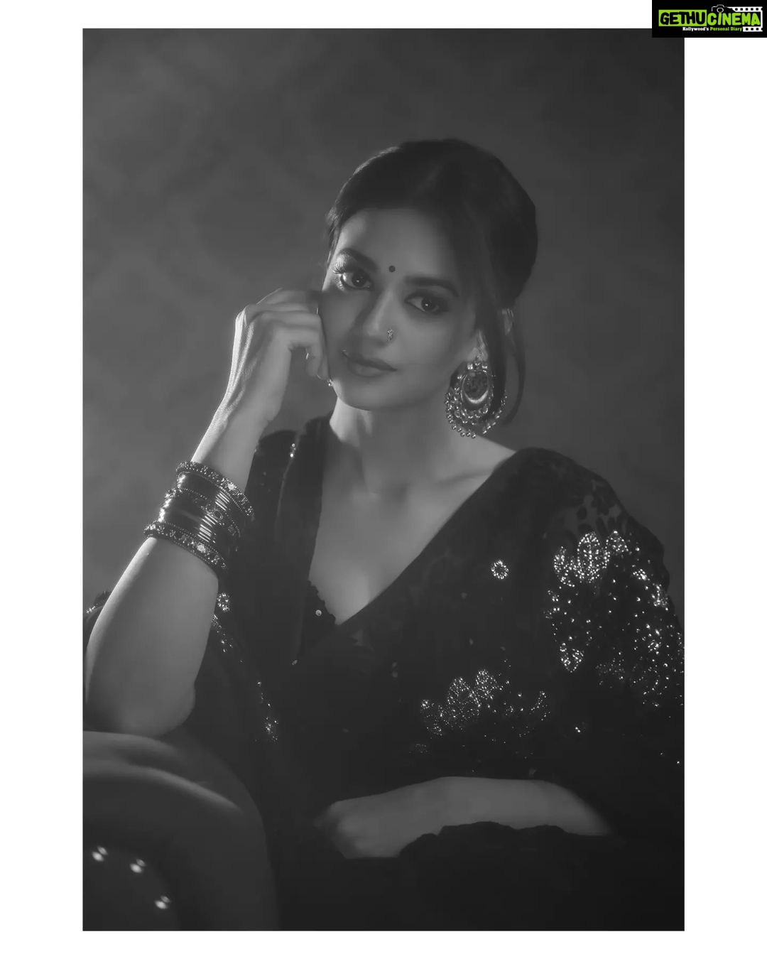 Shruti Sharma Instagram - आंखें थीं जो कह गईं सब कुछ, लफ्ज़ होते तो मुकर गए होते । - गुलज़ार 📸 @nikhil.p.sawant Makeup @celebsmakeupbysejal Hair @makeover_by_anis #oldsoul #era #retroaesthetic #aesthetic #blackandwhite #peaceful