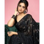 Shruti Sharma Instagram - बस बैठे, गुफ्तगू की.... और चल दिए... Wearing #momssaree😍 Makeup @celebsmakeupbysejal Hair @makeover_by_anis 📸 @nikhil.p.sawant #oldschool #retro #classic #favourites #momssaree 😌 #postoftheday