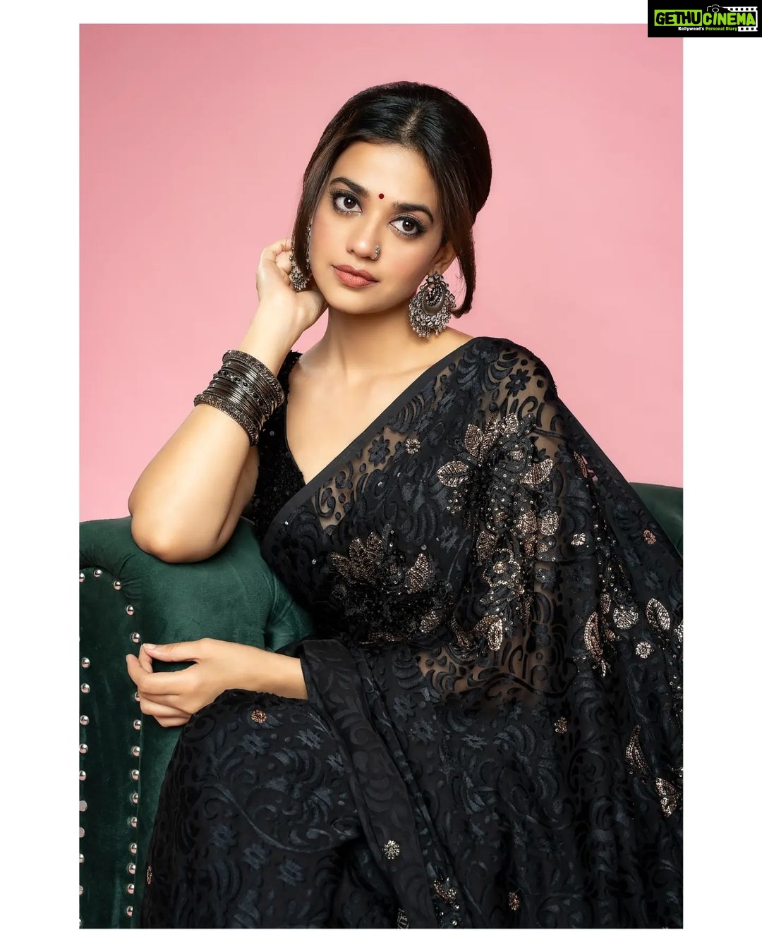 Shruti Sharma Instagram - बस बैठे, गुफ्तगू की.... और चल दिए... Wearing #momssaree😍 Makeup @celebsmakeupbysejal Hair @makeover_by_anis 📸 @nikhil.p.sawant #oldschool #retro #classic #favourites #momssaree 😌 #postoftheday