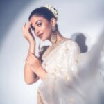 Shruti Sharma Instagram – निगाहें मिलाने को जी चाहता है…..

 #fashion #photooftheday #white #shrutisharma #saree #indianwear #fyp