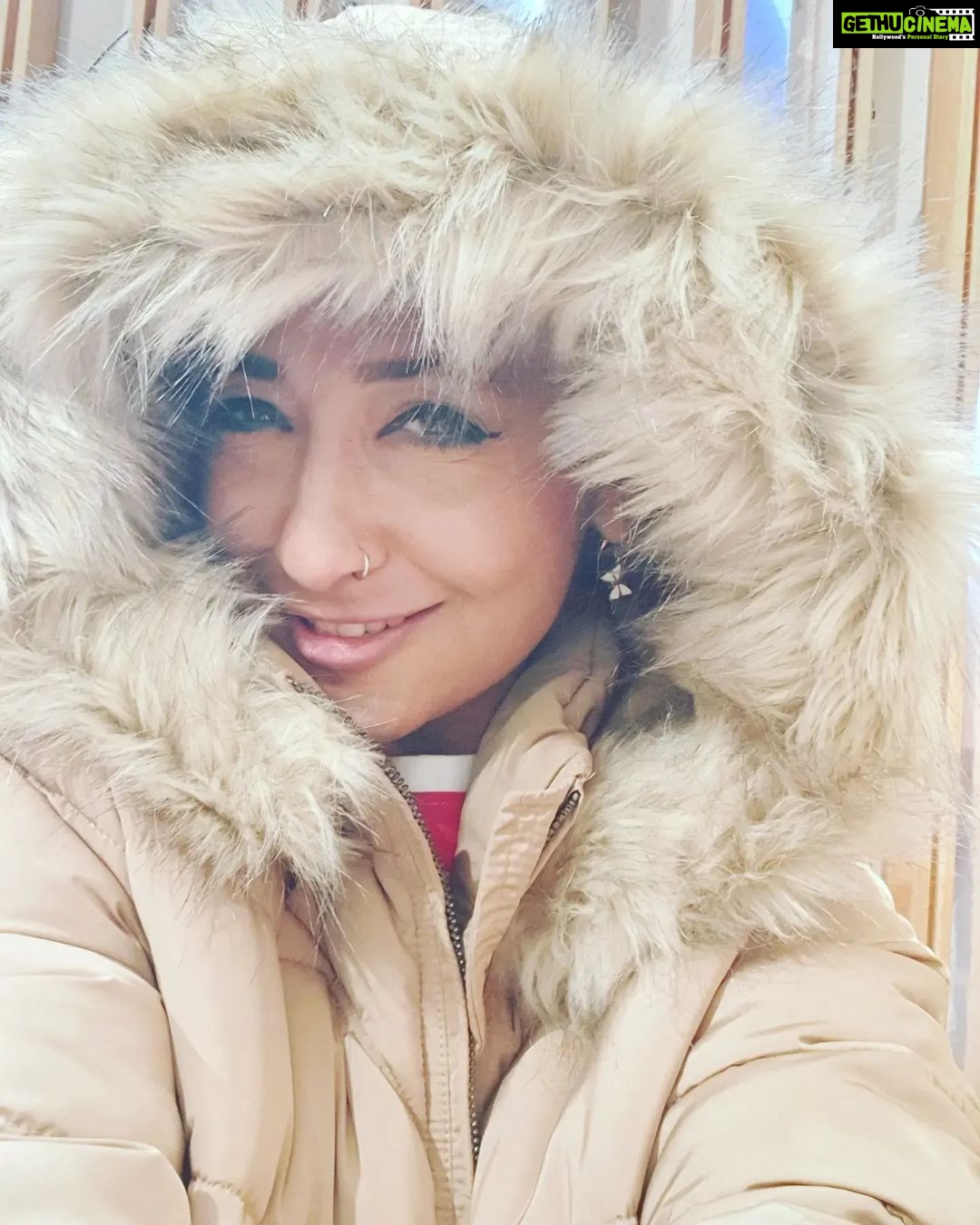 Shruti Ulfat Instagram - Winter has come ... ☃️❄️🌀 . . . #shrutipanwar #actor #actorslife #passion #zest #zingthing #staylove #stayyou #❤️🌞Shruti