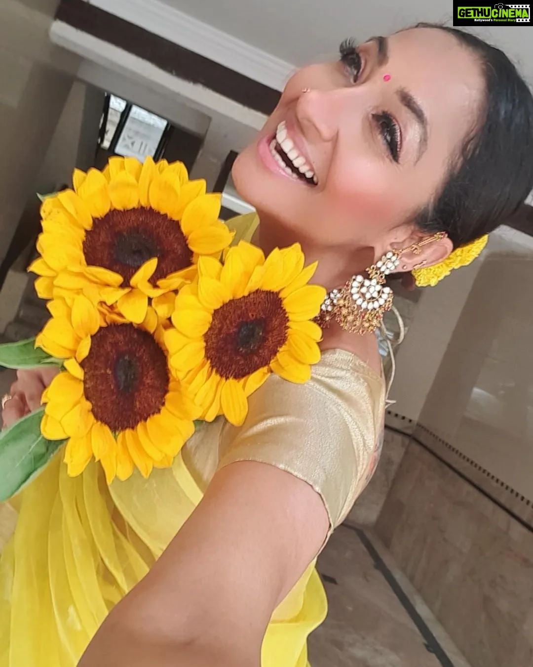 Shruti Ulfat Instagram - Sunflower Sunshine Shruti ... have a sunshine day everybody ππ»π #ππShrutiπ» . . . #shrutipanwar #actor #actorslife #yellowlove #favcolour #favflower #favme