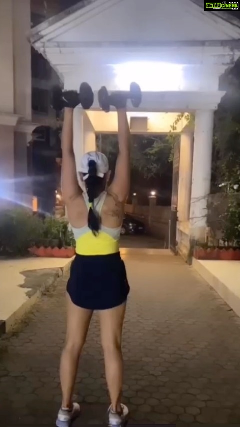 Shruti Ulfat Instagram - #shrutipanwar #actor #actorslife #passion #determination #love #fitnessfreak #fitnesswoman #healthiswealth #staystrong #stayfit #stayyou #nowornever #💙🌞shruti . . . Thank you Guruji @louisfitness10