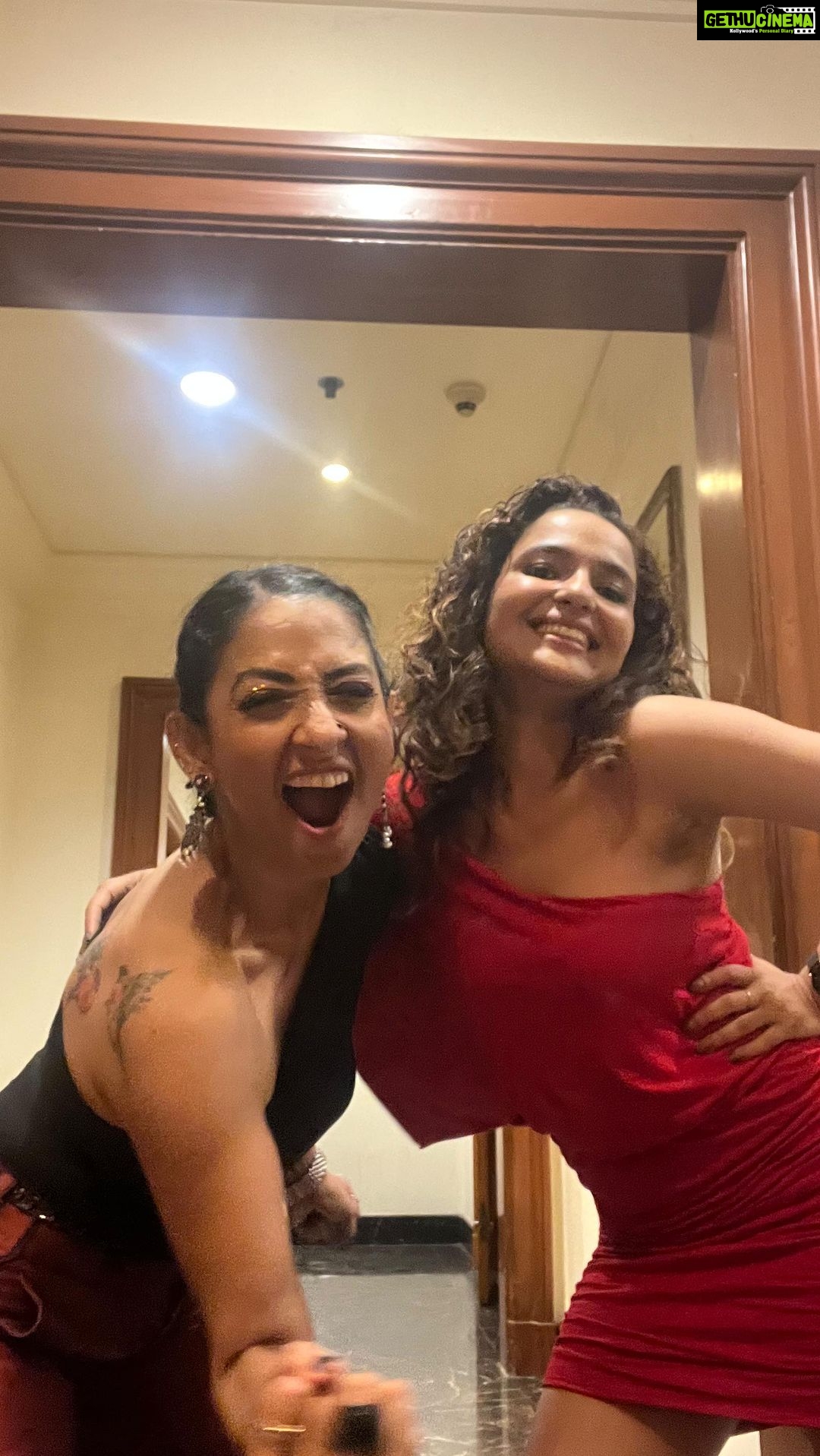 Shruti Ulfat Instagram - Maddddddd Pahadans…. In their own zone @chitrashi . . . #pahadan #pahadanbehen #sisterhood #soulsisters #madd #crazeee #funnn #happiness #love #instareel #ownreel #instafun #instacraze #yayyyyy