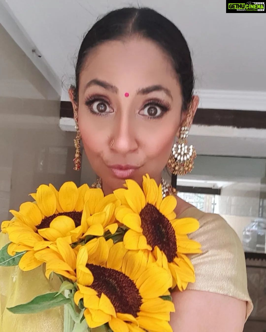 Shruti Ulfat Instagram - Sunflower Sunshine Shruti ... have a sunshine day everybody ππ»π #ππShrutiπ» . . . #shrutipanwar #actor #actorslife #yellowlove #favcolour #favflower #favme