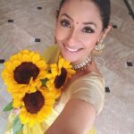 Shruti Ulfat Instagram - Sunflower Sunshine Shruti ... have a sunshine day everybody 💛🌻🌞 #💛🌞Shruti🌻 . . . #shrutipanwar #actor #actorslife #yellowlove #favcolour #favflower #favme