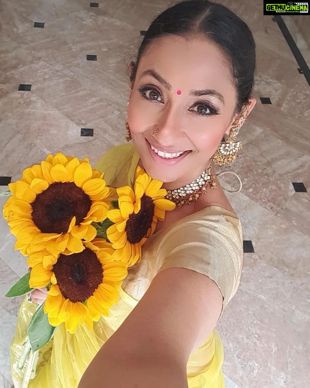 Shruti Ulfat Instagram - Sunflower Sunshine Shruti ... have a sunshine day everybody ππ»π #ππShrutiπ» . . . #shrutipanwar #actor #actorslife #yellowlove #favcolour #favflower #favme