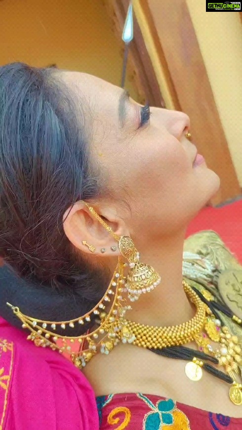 Shruti Ulfat Instagram - Old is gold ... 💃💃 VC: @sandeep_vasantrao #nidhichaurasia #reelsinstagram #reelkarofeelkaro #oldsongs #reelsindia #viral #bts #instagram #instagood #set #sunset #bollywood #bollywoodsongs महाराष्ट्र