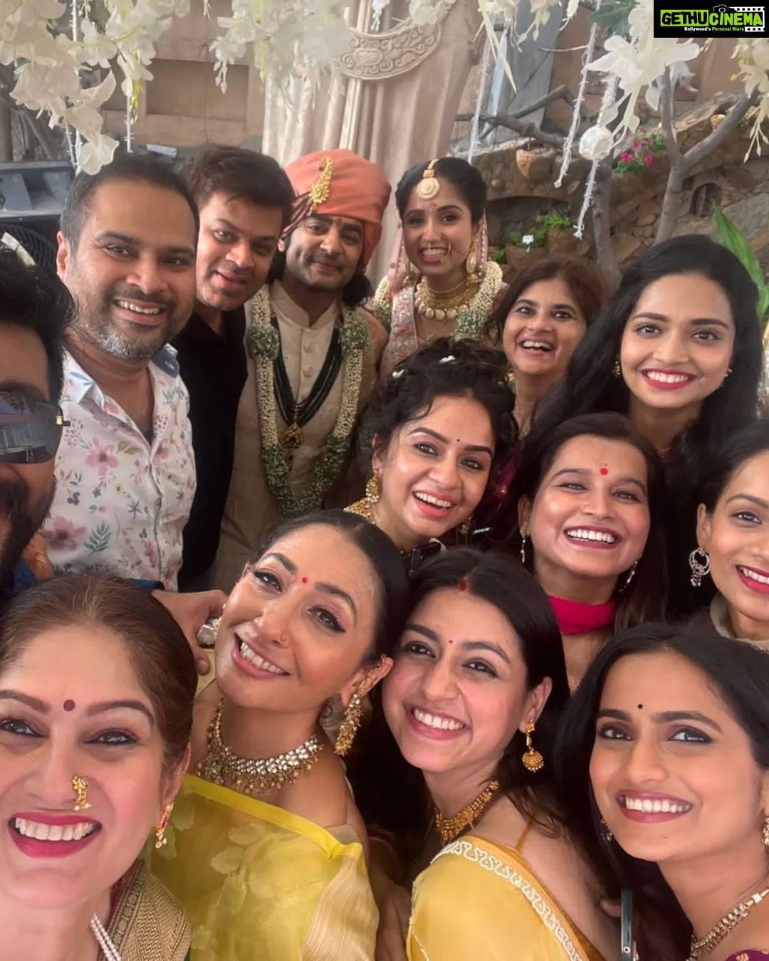 Shruti Ulfat Instagram - Gaurav aur Malloni ki shaadi mein hum sab... mazti aur mazza.. बधाईयाँ और प्यार शादी शुदा जोड़ी को @gauravamlani @millonikapadia @nakhreywala @aslijyotisharma @aparna.padgaonkar @tuffnut10 @ninadvaidya @javz747 @morpankh @aetashaa @sanikagadgil97 @vallari_20