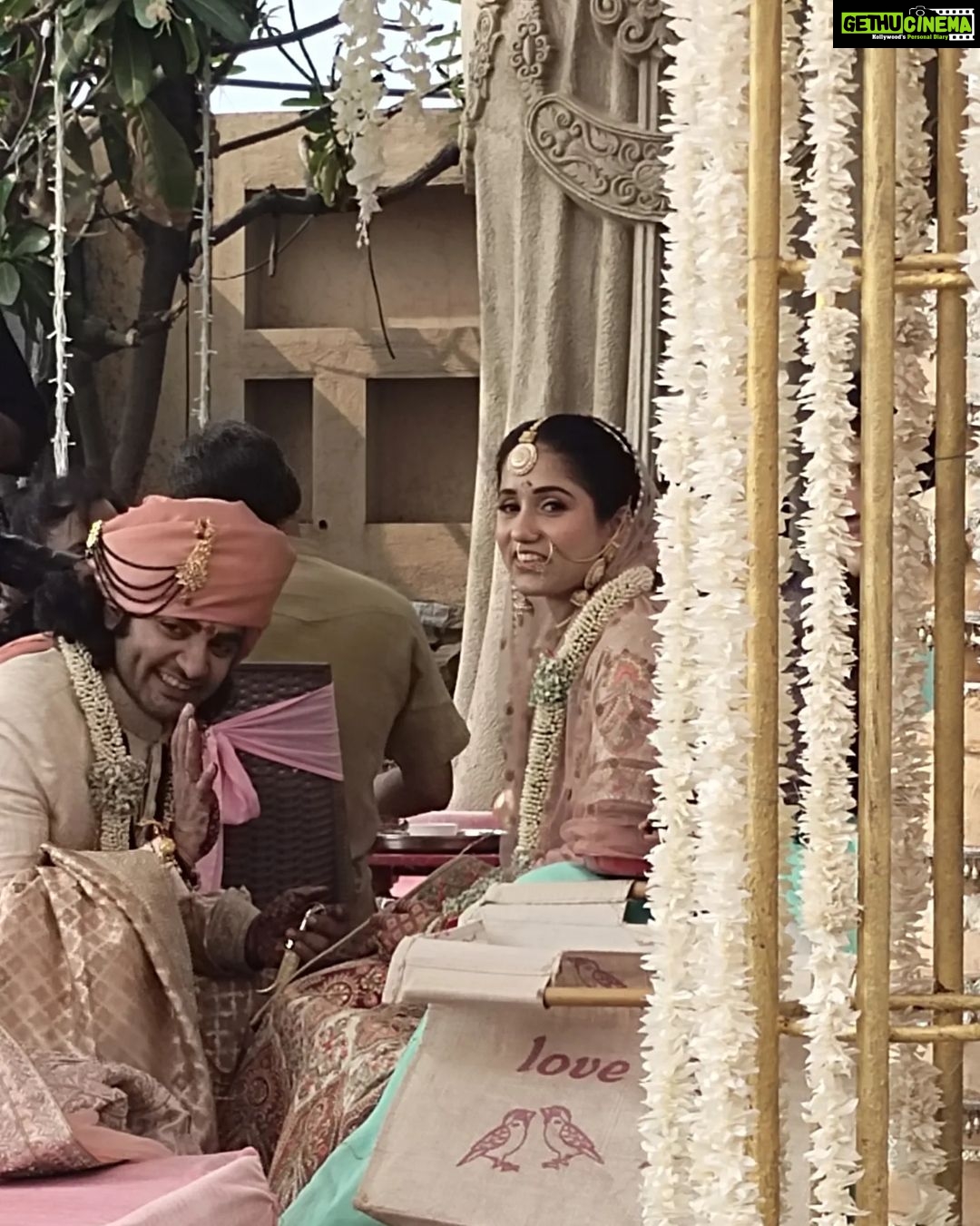 Shruti Ulfat Instagram - Gaurav aur Malloni ki shaadi mein hum sab... mazti aur mazza.. बधाईयाँ और प्यार शादी शुदा जोड़ी को @gauravamlani @millonikapadia @nakhreywala @aslijyotisharma @aparna.padgaonkar @tuffnut10 @ninadvaidya @javz747 @morpankh @aetashaa @sanikagadgil97 @vallari_20