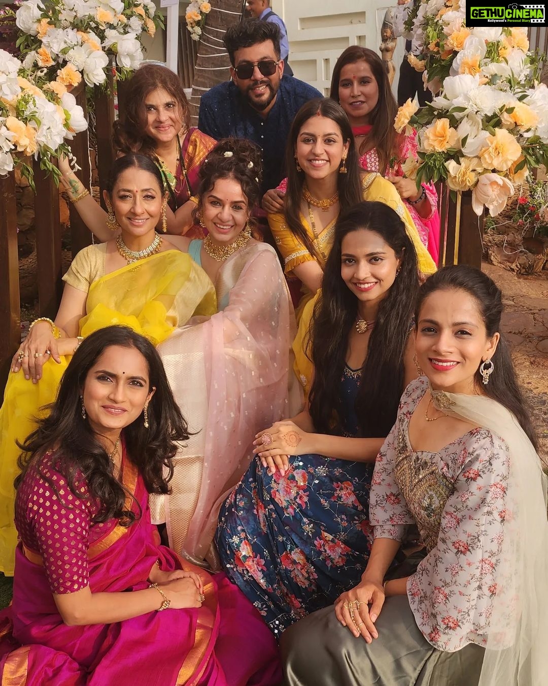 Shruti Ulfat Instagram - Gaurav aur Malloni ki shaadi mein hum sab... mazti aur mazza.. बधाईयाँ और प्यार शादी शुदा जोड़ी को @gauravamlani @millonikapadia @nakhreywala @aslijyotisharma @aparna.padgaonkar @tuffnut10 @ninadvaidya @javz747 @morpankh @aetashaa @sanikagadgil97 @vallari_20