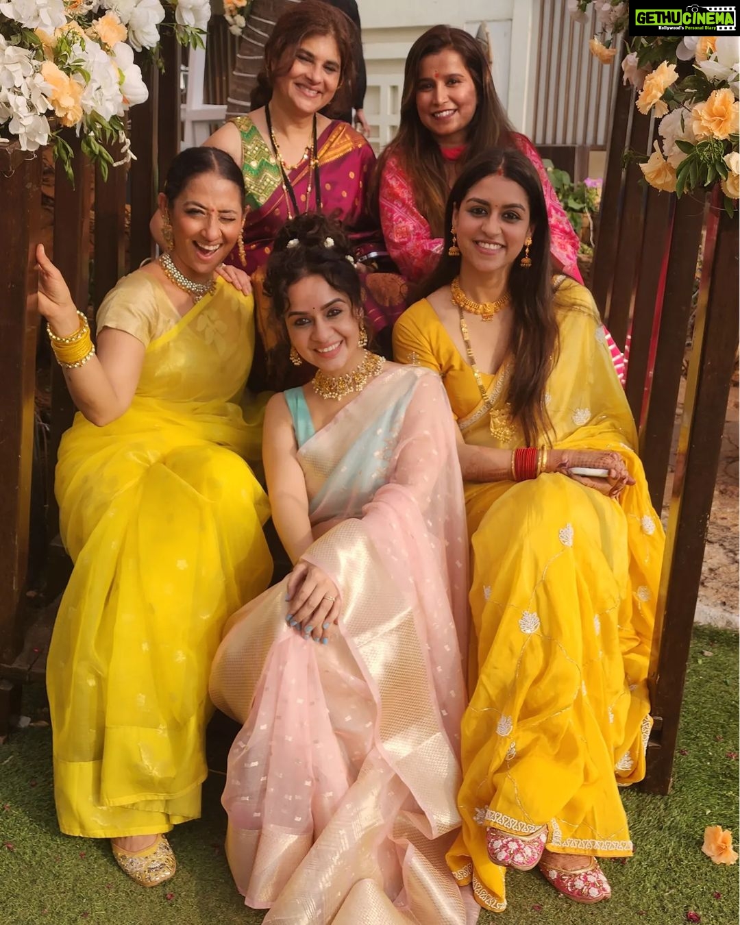 Shruti Ulfat Instagram - Gaurav aur Malloni ki shaadi mein hum sab... mazti aur mazza.. बधाईयाँ और प्यार शादी शुदा जोड़ी को @gauravamlani @millonikapadia @nakhreywala @aslijyotisharma @aparna.padgaonkar @tuffnut10 @ninadvaidya @javz747 @morpankh @aetashaa @sanikagadgil97 @vallari_20