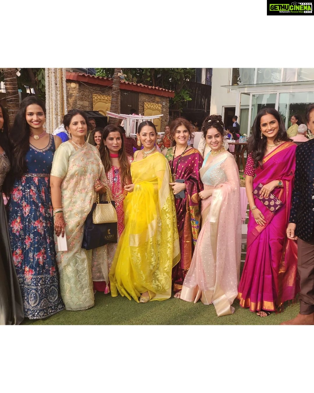 Shruti Ulfat Instagram - Gaurav aur Malloni ki shaadi mein hum sab... mazti aur mazza.. बधाईयाँ और प्यार शादी शुदा जोड़ी को @gauravamlani @millonikapadia @nakhreywala @aslijyotisharma @aparna.padgaonkar @tuffnut10 @ninadvaidya @javz747 @morpankh @aetashaa @sanikagadgil97 @vallari_20