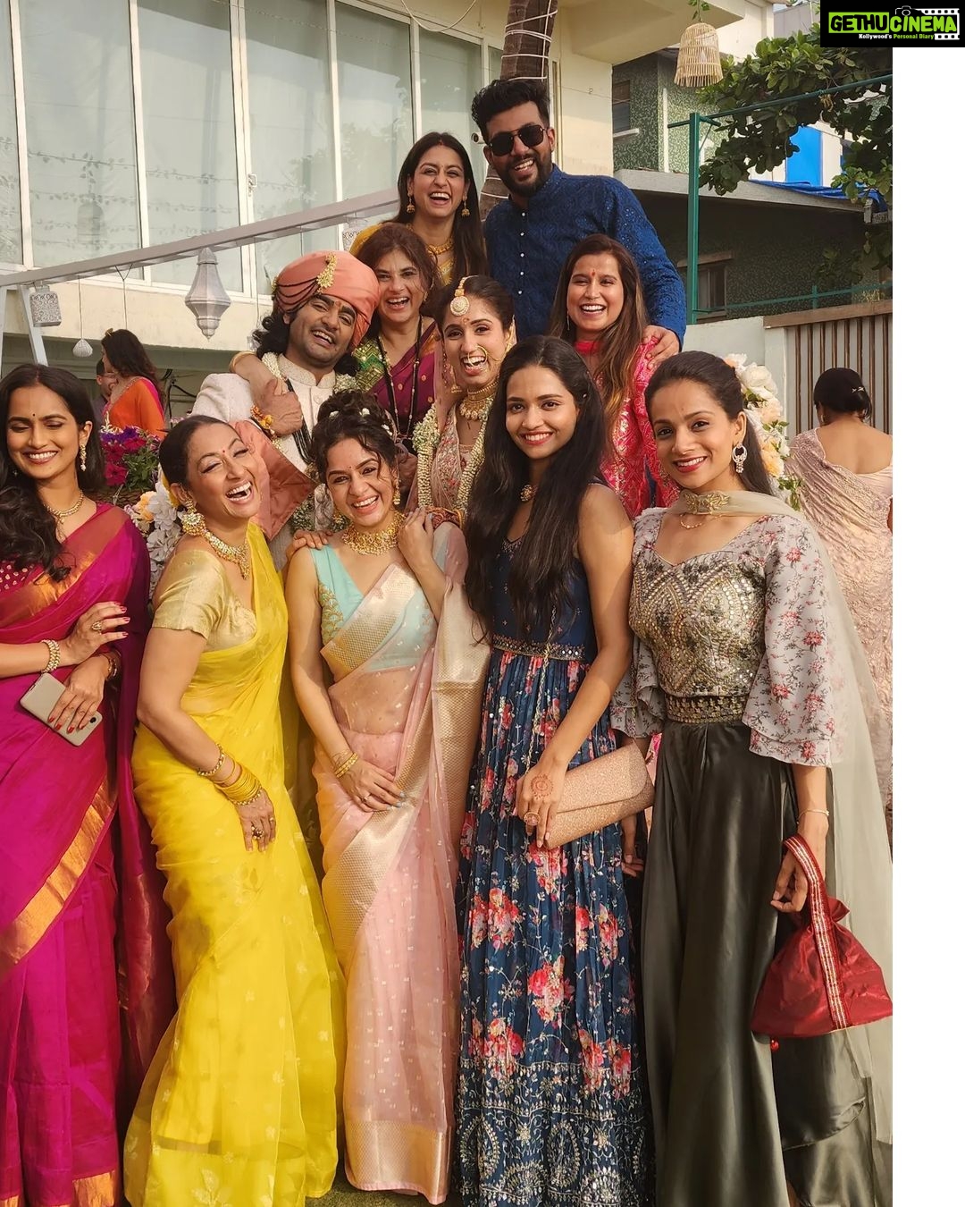 Shruti Ulfat Instagram - Gaurav aur Malloni ki shaadi mein hum sab... mazti aur mazza.. बधाईयाँ और प्यार शादी शुदा जोड़ी को @gauravamlani @millonikapadia @nakhreywala @aslijyotisharma @aparna.padgaonkar @tuffnut10 @ninadvaidya @javz747 @morpankh @aetashaa @sanikagadgil97 @vallari_20