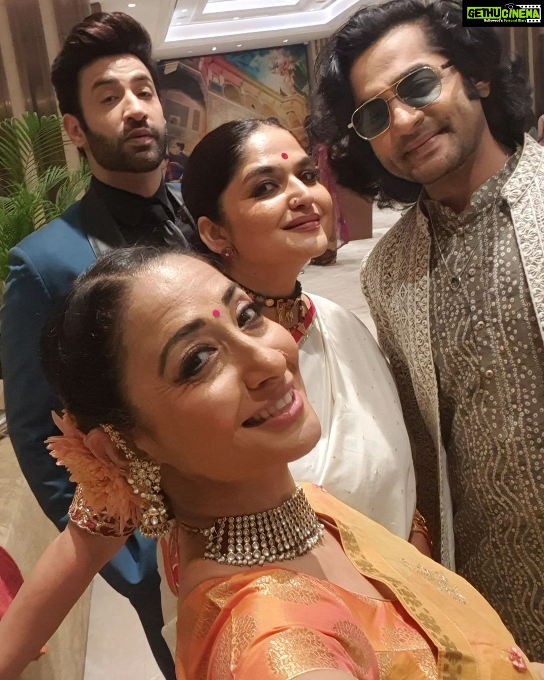Shruti Ulfat Instagram - Tushar aur Jyoti ki Shaadi mein jaane ke liye tayyar...par pictures zaroor leni hain... with the gang Indira, Aparna, Kanan and Gaurav @indirakrishna101 @gauravamlani @kananmalhotra @aparna.padgaonkar Delhi, India