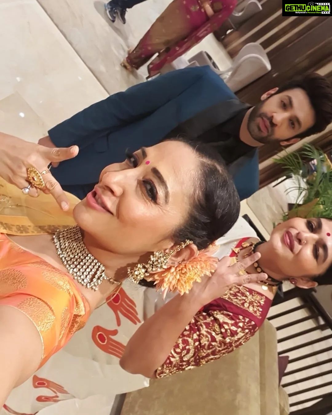 Shruti Ulfat Instagram - Tushar aur Jyoti ki Shaadi mein jaane ke liye tayyar...par pictures zaroor leni hain... with the gang Indira, Aparna, Kanan and Gaurav @indirakrishna101 @gauravamlani @kananmalhotra @aparna.padgaonkar Delhi, India