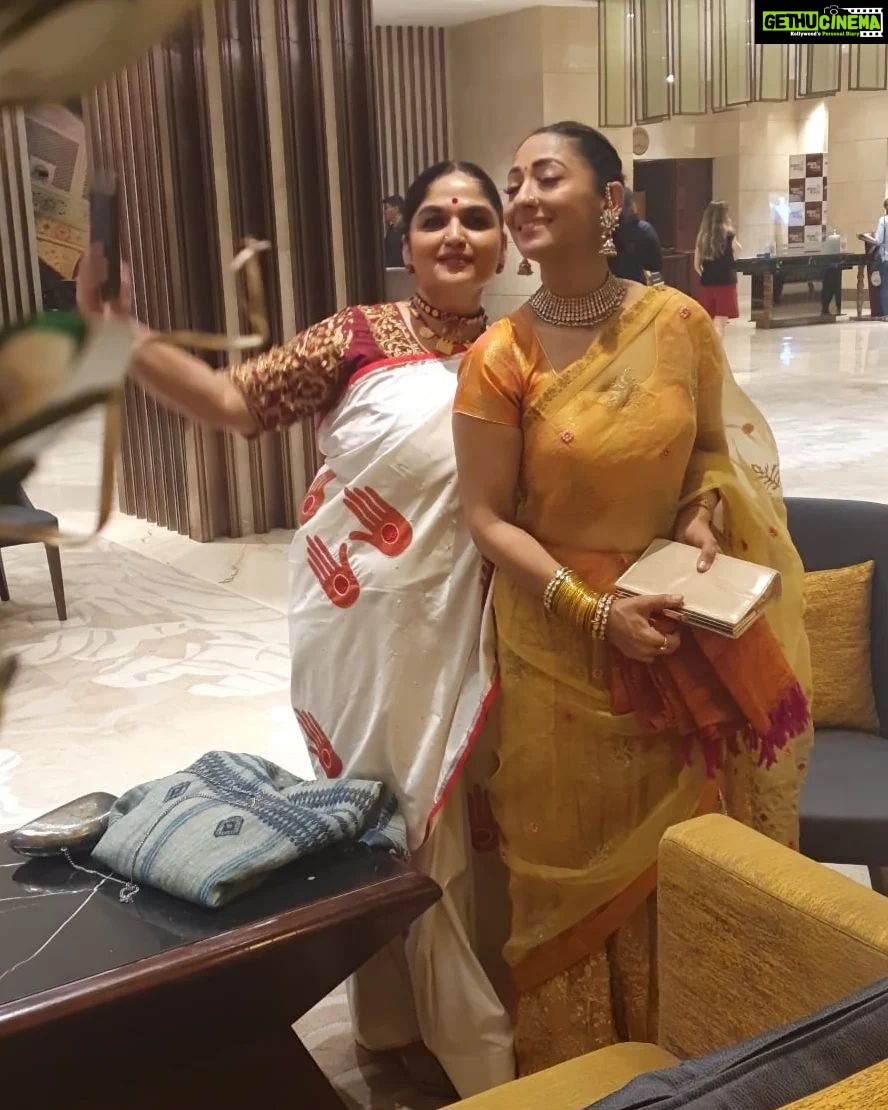 Shruti Ulfat Instagram - Tushar aur Jyoti ki Shaadi mein jaane ke liye tayyar...par pictures zaroor leni hain... with the gang Indira, Aparna, Kanan and Gaurav @indirakrishna101 @gauravamlani @kananmalhotra @aparna.padgaonkar Delhi, India