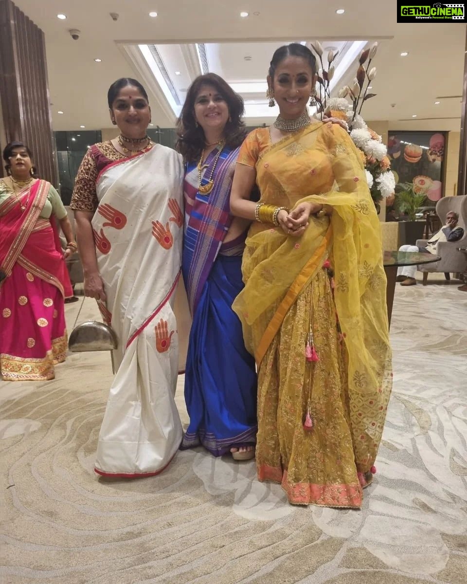Shruti Ulfat Instagram - Tushar aur Jyoti ki Shaadi mein jaane ke liye tayyar...par pictures zaroor leni hain... with the gang Indira, Aparna, Kanan and Gaurav @indirakrishna101 @gauravamlani @kananmalhotra @aparna.padgaonkar Delhi, India