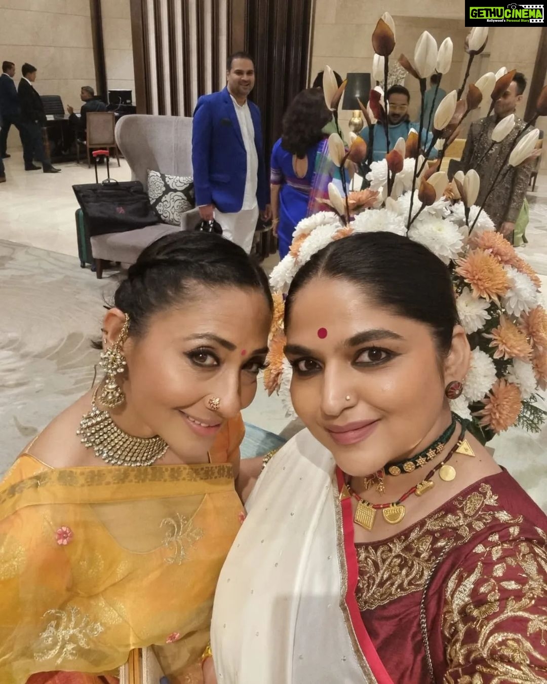 Shruti Ulfat Instagram - Tushar aur Jyoti ki Shaadi mein jaane ke liye tayyar...par pictures zaroor leni hain... with the gang Indira, Aparna, Kanan and Gaurav @indirakrishna101 @gauravamlani @kananmalhotra @aparna.padgaonkar Delhi, India