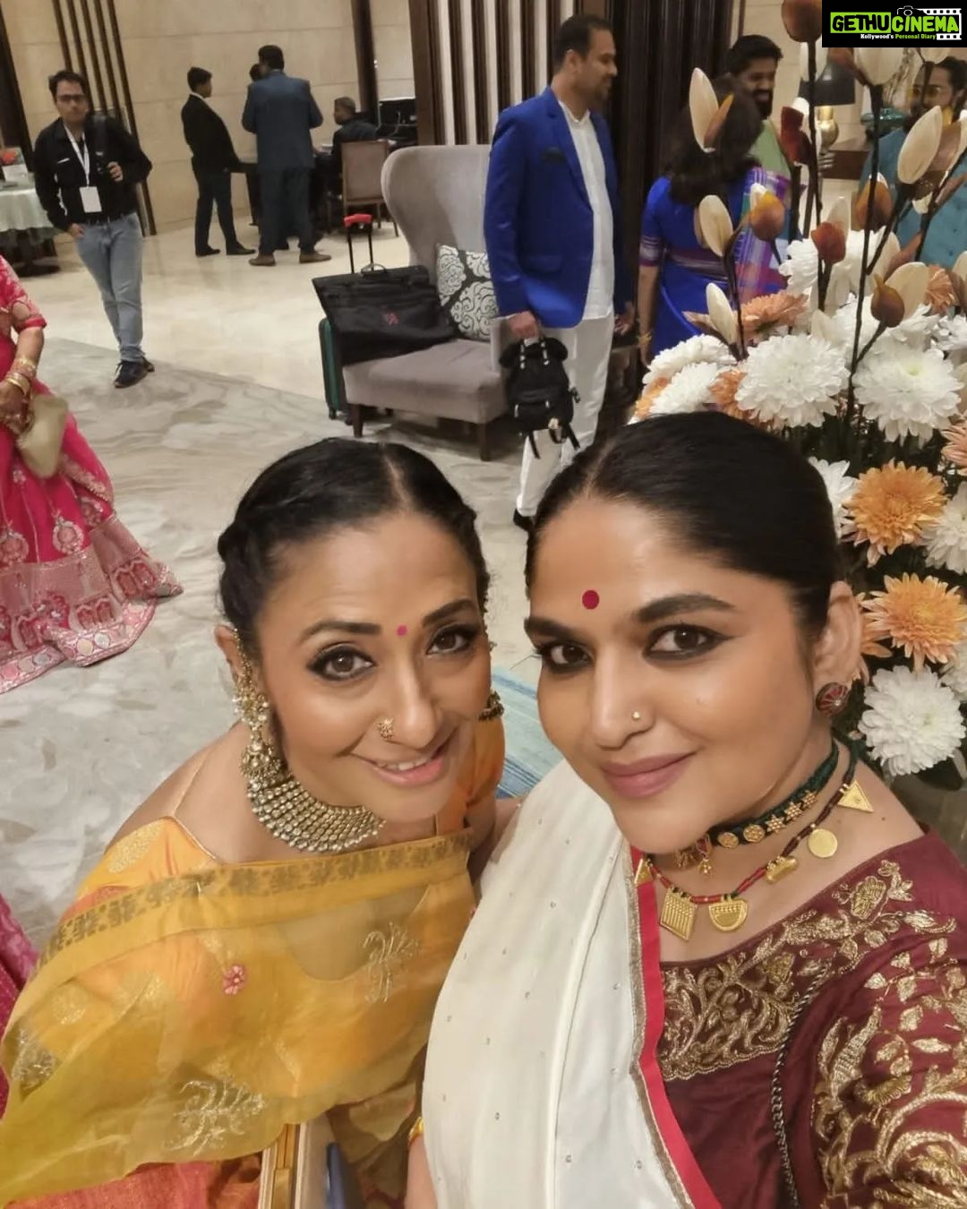 Shruti Ulfat Instagram - Tushar aur Jyoti ki Shaadi mein jaane ke liye tayyar...par pictures zaroor leni hain... with the gang Indira, Aparna, Kanan and Gaurav @indirakrishna101 @gauravamlani @kananmalhotra @aparna.padgaonkar Delhi, India