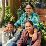 Shruti Ulfat Instagram - Enjoying the Delhi ki shuruati thand… with my fav actor n a lovely dost Indira and a freshly made friend Deepika n her son Abhi.. thank you for a beautiful mornin afternoon . Khan market mein khane khaas samay... @indirakrishna101 @myantarang . . . #delhitimes #winterfeels #delhidiary #dost #fun #happiness #masti #food #love Khan Market