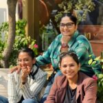 Shruti Ulfat Instagram - Enjoying the Delhi ki shuruati thand… with my fav actor n a lovely dost Indira and a freshly made friend Deepika n her son Abhi.. thank you for a beautiful mornin afternoon . Khan market mein khane khaas samay... @indirakrishna101 @myantarang . . . #delhitimes #winterfeels #delhidiary #dost #fun #happiness #masti #food #love Khan Market