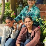 Shruti Ulfat Instagram - Enjoying the Delhi ki shuruati thand… with my fav actor n a lovely dost Indira and a freshly made friend Deepika n her son Abhi.. thank you for a beautiful mornin afternoon . Khan market mein khane khaas samay... @indirakrishna101 @myantarang . . . #delhitimes #winterfeels #delhidiary #dost #fun #happiness #masti #food #love Khan Market