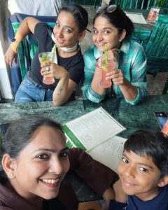 Shruti Ulfat Instagram - Enjoying the Delhi ki shuruati thand… with my fav actor n a lovely dost Indira and a freshly made friend Deepika n her son Abhi.. thank you for a beautiful mornin afternoon . Khan market mein khane khaas samay... @indirakrishna101 @myantarang 
.
.
.
#delhitimes #winterfeels #delhidiary #dost #fun #happiness #masti #food #love