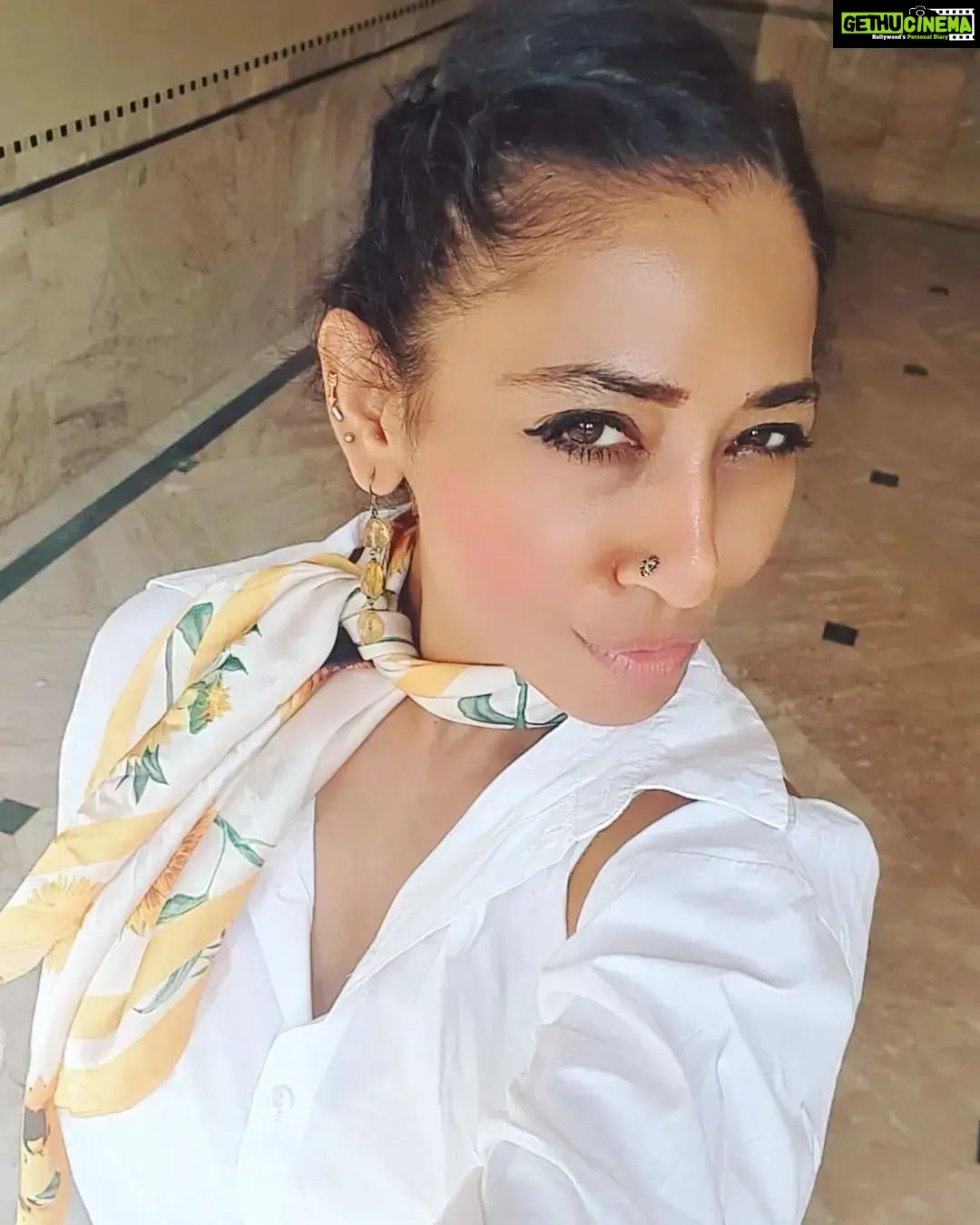 Shruti Ulfat Instagram - ๐ป I am my own sunflower ...blooming n alive . . . #shrutipanwar #actor #actorslife #passion #fitnessfreak #love #light #laughter #life #๐๐shruti