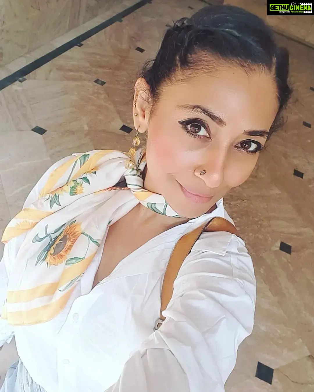 Shruti Ulfat Instagram - ๐ป I am my own sunflower ...blooming n alive . . . #shrutipanwar #actor #actorslife #passion #fitnessfreak #love #light #laughter #life #๐๐shruti