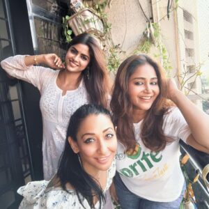 Shruti Ulfat Instagram - Beautiful yet crazee time spent at Moon’s home.. YummyFood.. Chitchat… aBitGossip…Coffee..Reel ..Pics… loads of love n bonding  @moonbanerrjee @sayantanighosh0609 
.
.
.
#shrutipanwar #actor #actorslife #friends #friendship #bond #love #togetherness #happiness #womenpower #happybirthday