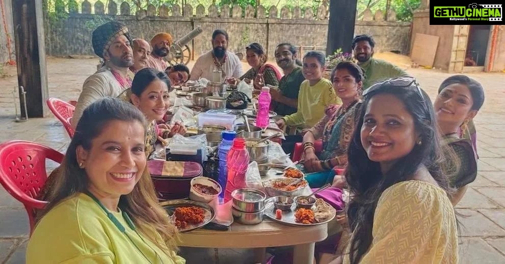 Shruti Ulfat Instagram - Hum pyaare log... on the sets of #punyashlokahilyabai ... I always believe that eating together can be a miracle... in connecting..in being happy..in bonding not just as Actors but as friends n beings... it is also true ...and I believe that this bonding infects the scenes we shoot together as well...in a positive n holistic way. The chemistry reflects for sure.. thanks to ya all for this bond and make efforts to make it last. Love Life Laughter. @tuffnut10 @rajesh_shringarpure_official @sandeep_vasantrao @abhayharpale13 @aakanksha.pal5 @kananmalhotra @gauravamlani @aetashaa @nidhianjuchaur @kamalkrishnapoudial @misstwinklesaini @saundaryasheth @salekarrohini @dashami_official