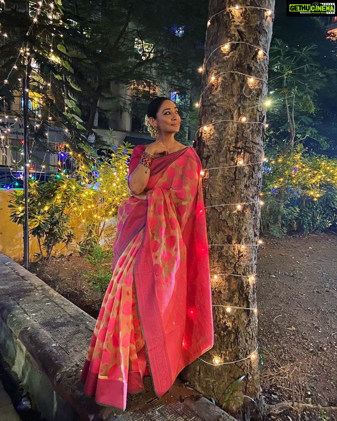 Shruti Ulfat Instagram - Life is a celebration… celebrate ! . . . #diwali #festival #festivaloflights #festivemood #indian #attire #desi #saree #ethnic #love #light #laughter